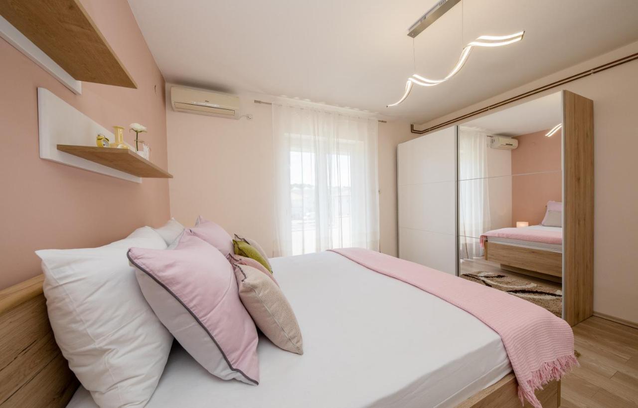 Apartments Luka Rab Town Exterior photo
